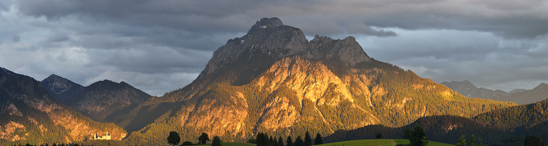 Allgäuer Alpen mit Säuling und Schloss Neuschwanstein